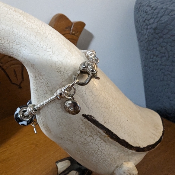 Faux Pandora like bracelet with travel themed charms. - Picture 3 of 6